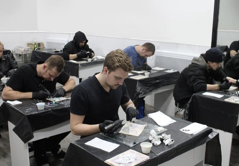tattoo-piercing-academy-students-training-on-our-tattoo-course